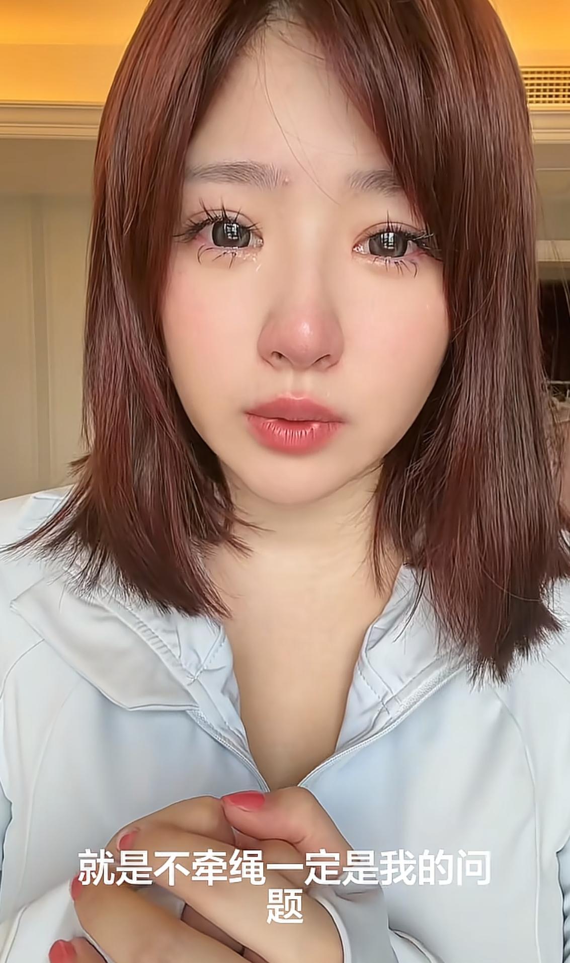 黄一鸣这个人，真让人摸不着头脑。

你说她凶吧，她在镜头前可温柔甜美了。

你说
