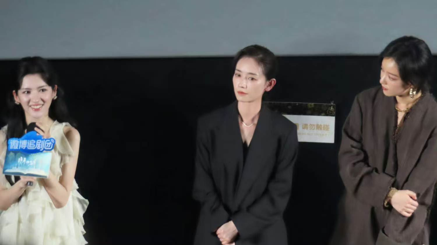 倪妮照顾娜一倪妮说让娜一把话说完吧 追剧团活动中，倪妮一直悉心照顾新人娜一，用温