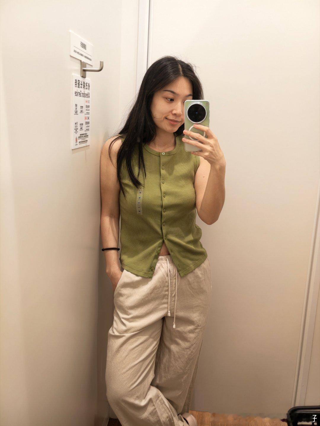 周末出来大吃一下优衣库的衣服，没啥设计感，但是穿着巨舒服拿下这一套小雨的平凡日常