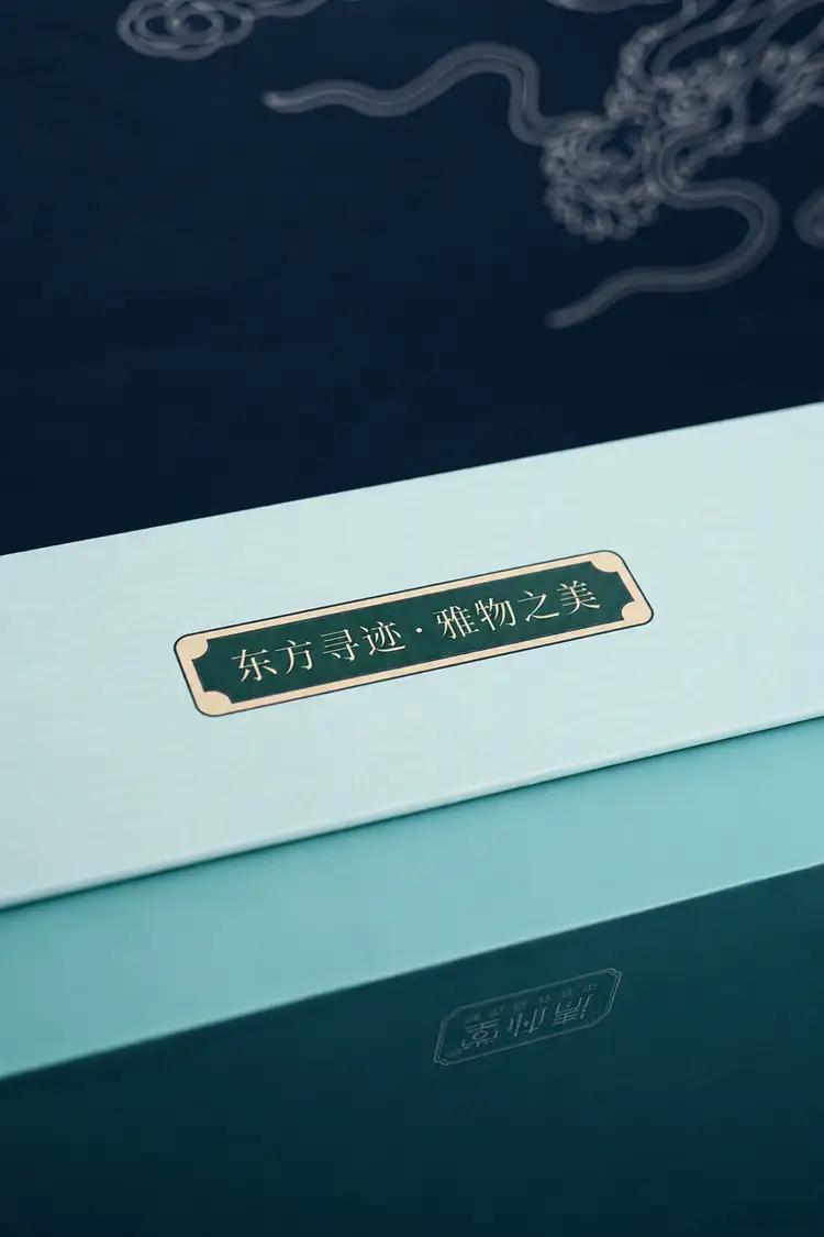 感谢华为寄来的的端午礼盒，是一个陶瓷保温壶，还配上了保温杯和陶瓷杯。东方美学设计
