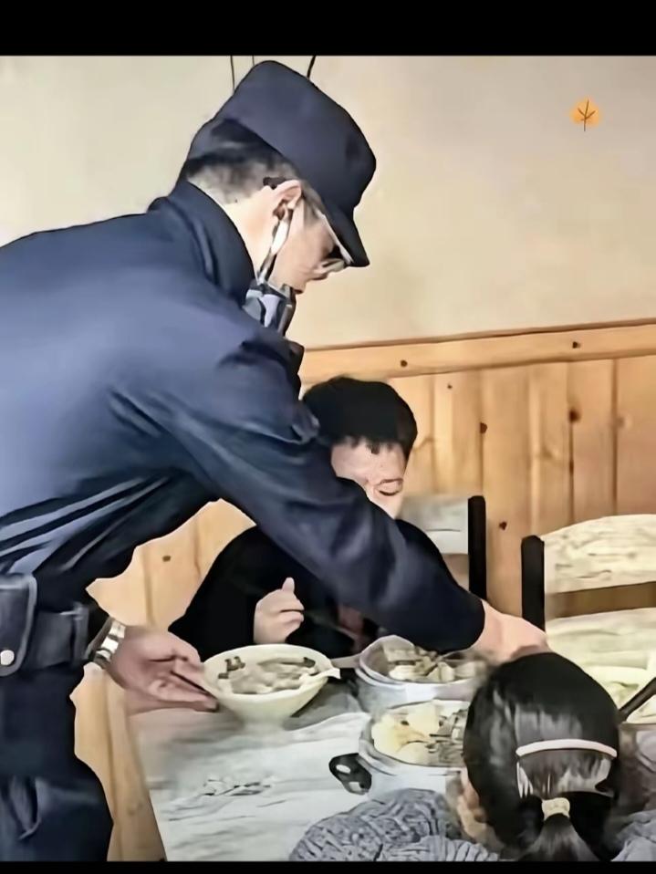 浙江杭州富阳，9岁的男孩因为饿到撑不住，拨打了110，民警陈伟钧赶到后发现，兄妹