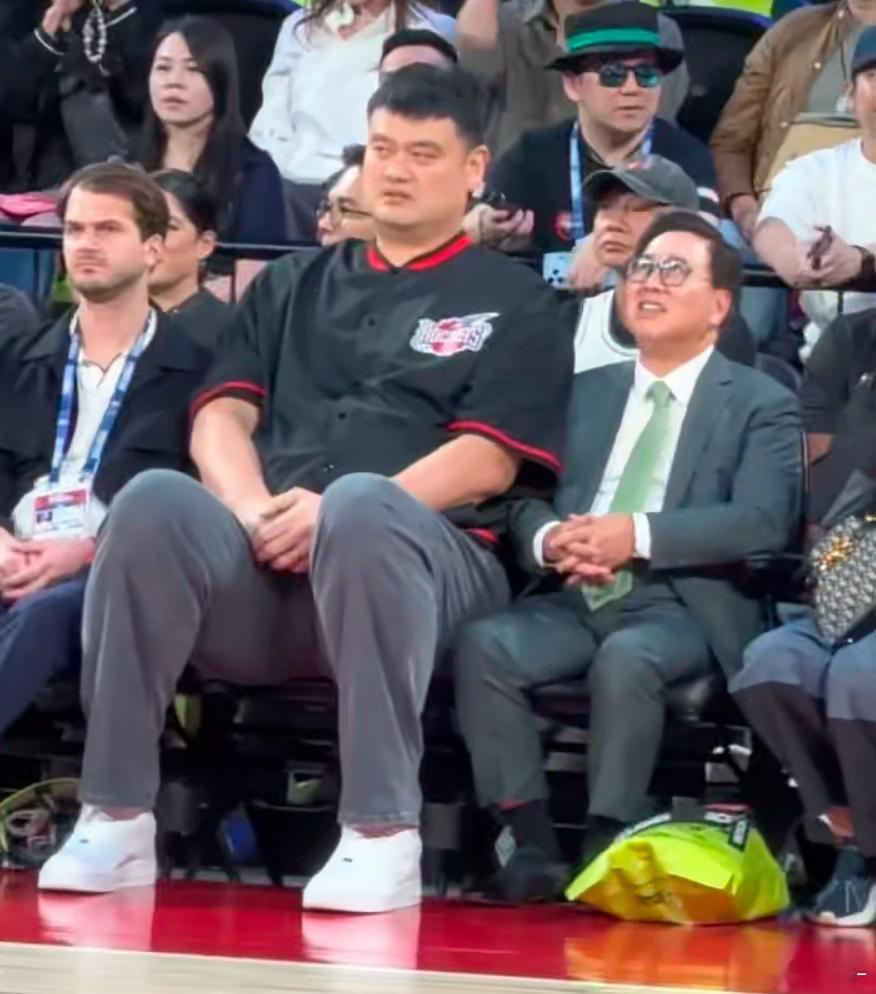 我姚，这棒球服显得人年轻不少！nba中国赛姚明 ​​​