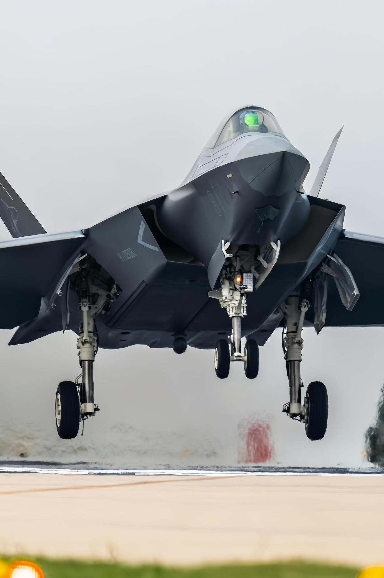 歼-35登上辽宁号，具备滑跃与弹射通用能力，对标美日的F-35B，隐形战机之间的