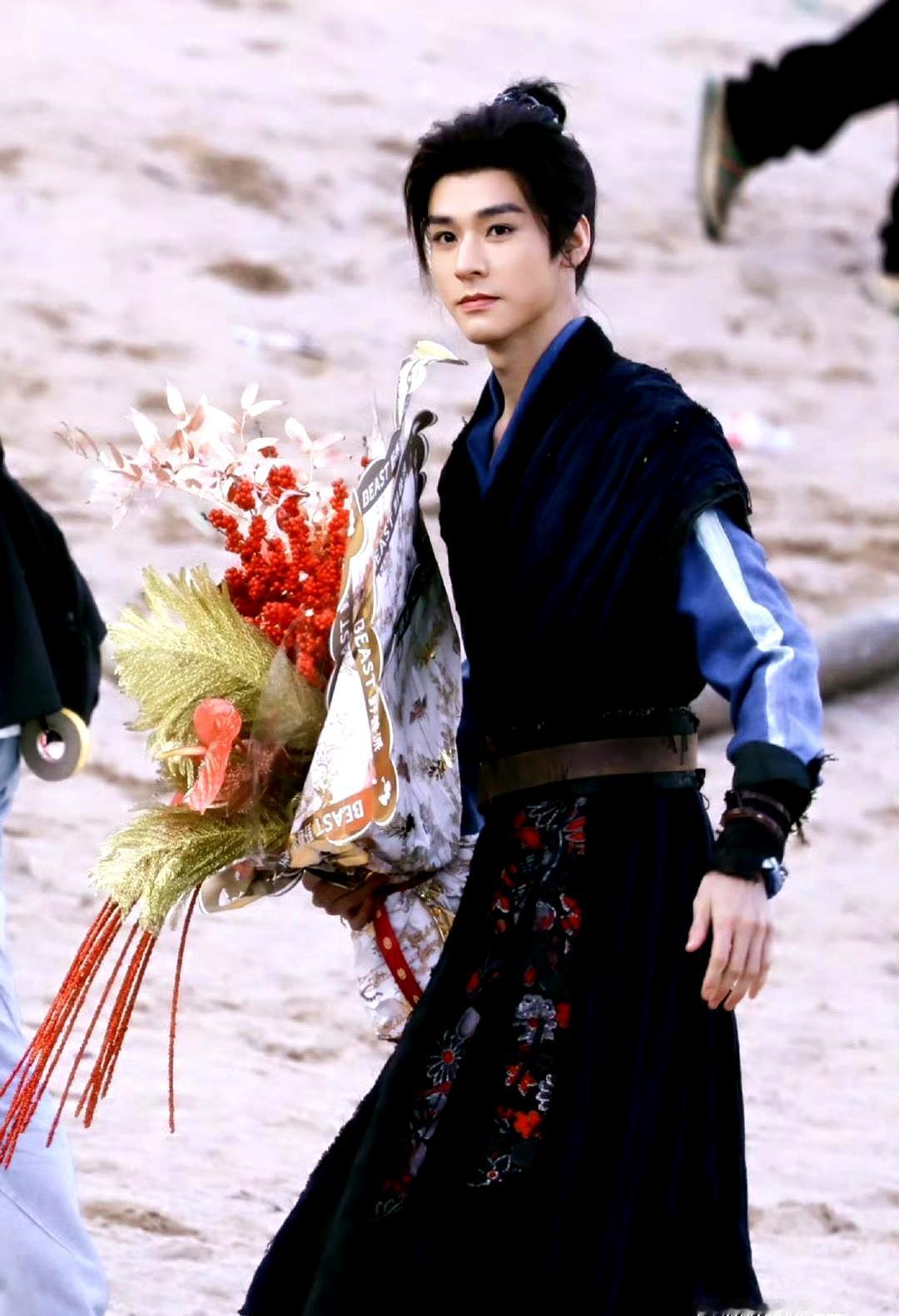 “40度高温吊威亚12小时，就为了那3秒眼神杀。”
 

龚俊在《山河令》的狠劲