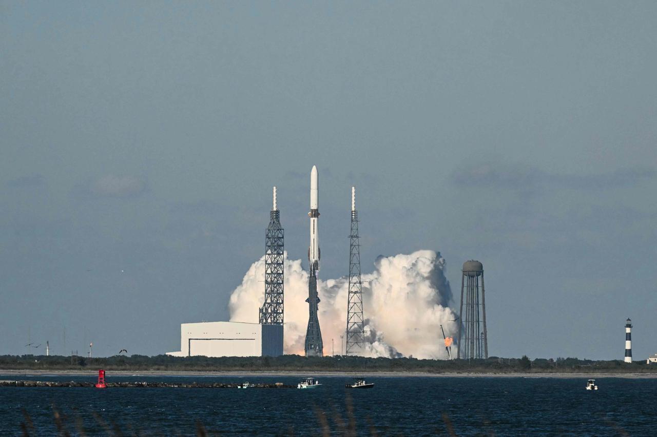 太空算力大战打响！马斯克贝索斯谷歌争相建轨道AI数据中心
 
12月10日《华尔