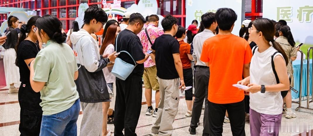 王心凌来了河南也得说中不中王心凌来河南，听着地道乡音，尝口本地小吃，笑着说“中”