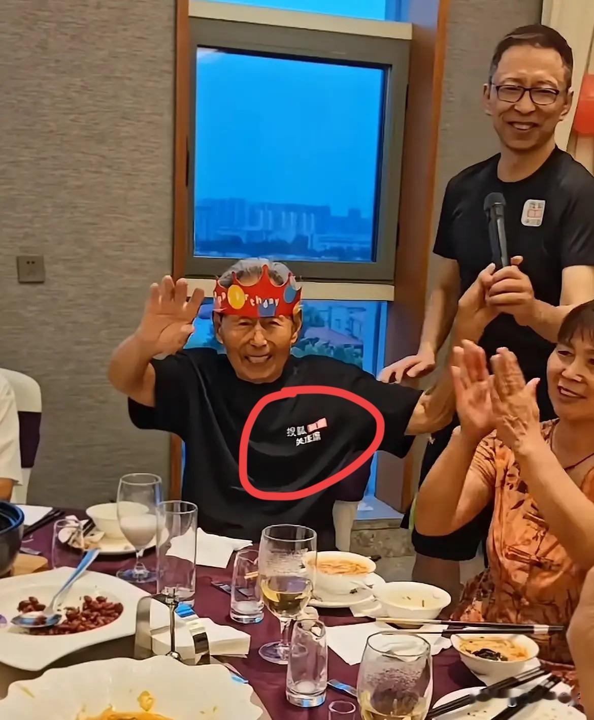 张朝阳，引发热议。

8月27日，62岁的张朝阳，冲上热搜，他给父亲过100岁大