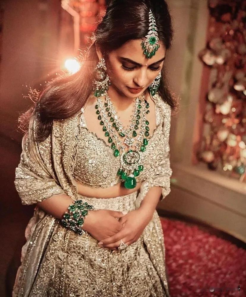 亚洲首富小儿子的婚礼，新娘确实漂亮！
据说跟婆婆一样也是位舞者！
果然，妈妈是爸