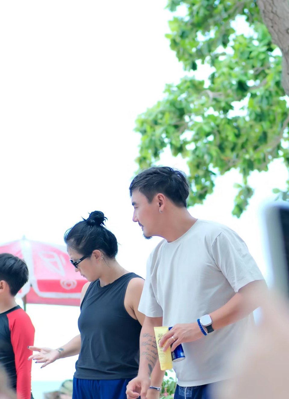 #何洁老公撞脸沈腾#天呐，何洁老公这侧脸好像腾哥啊，不知道的#还以为看到了沈腾#