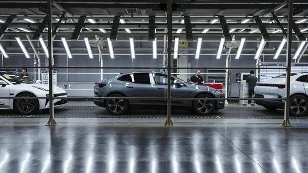 中汽协数据显示，2025年中国汽车产销量超3400万辆，连续17年全球第一；新能