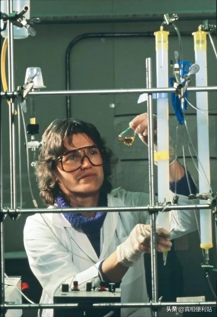 揪心！1996年，一名女科学家在试验时，不慎将两滴化学试剂滴在了橡胶手套上，她立