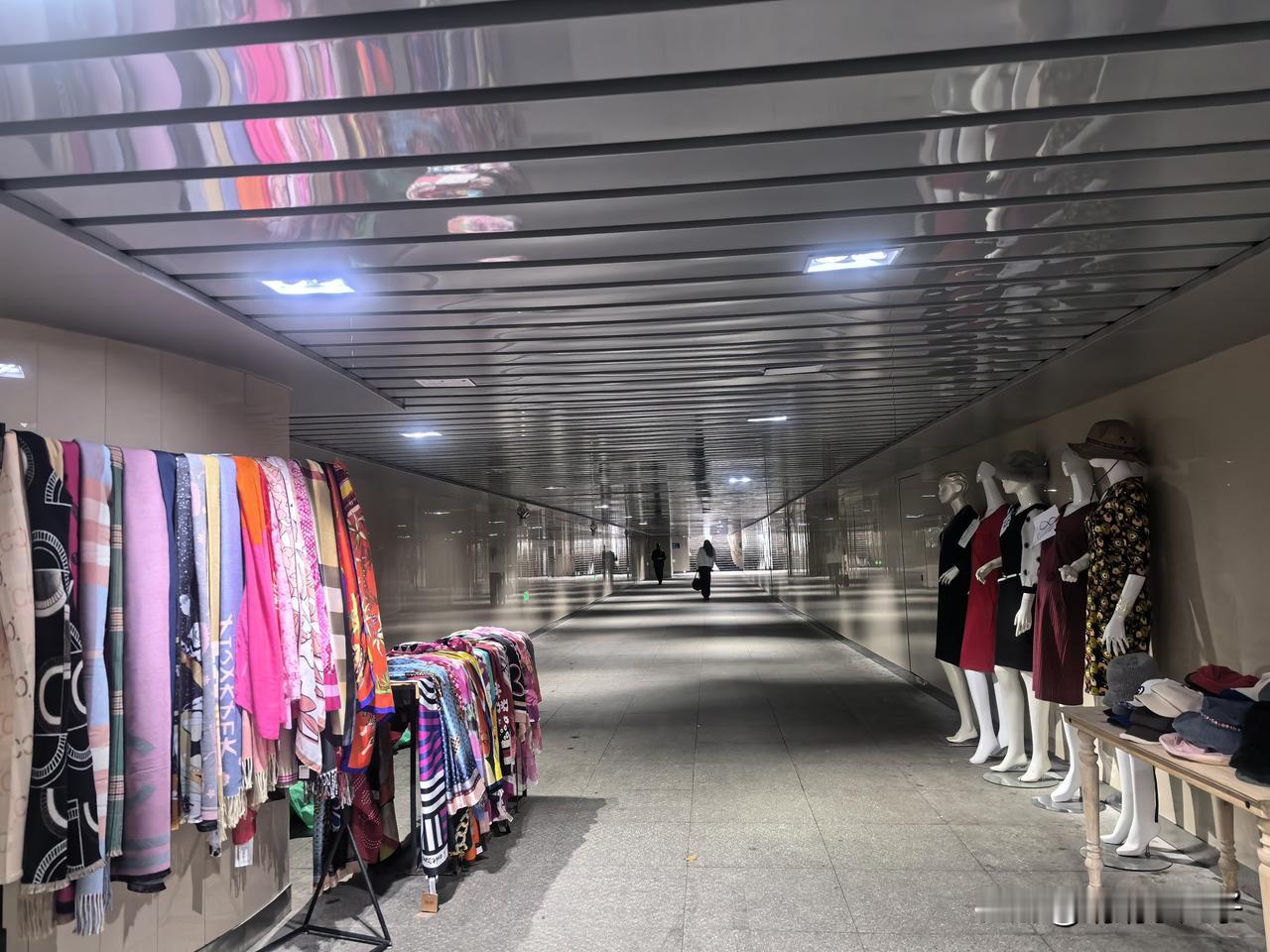 再见，西北路地下通道！曾经人挤人，如今空荡荡，一代人的烟火气没了
 今天偶然走进