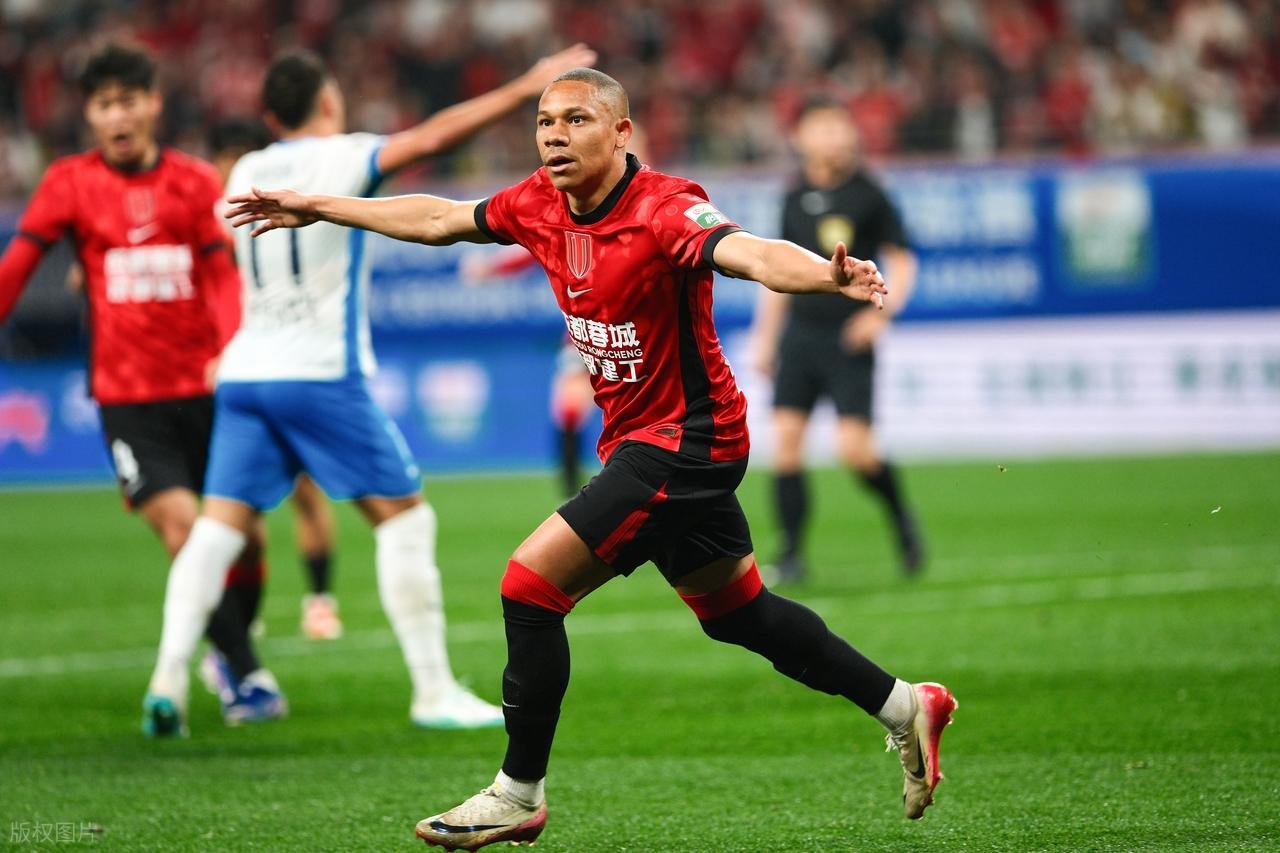 @头条创作训练营
杀疯了！
成都蓉城主场对阵青岛海牛，上半场韦林顿·席尔瓦再入一