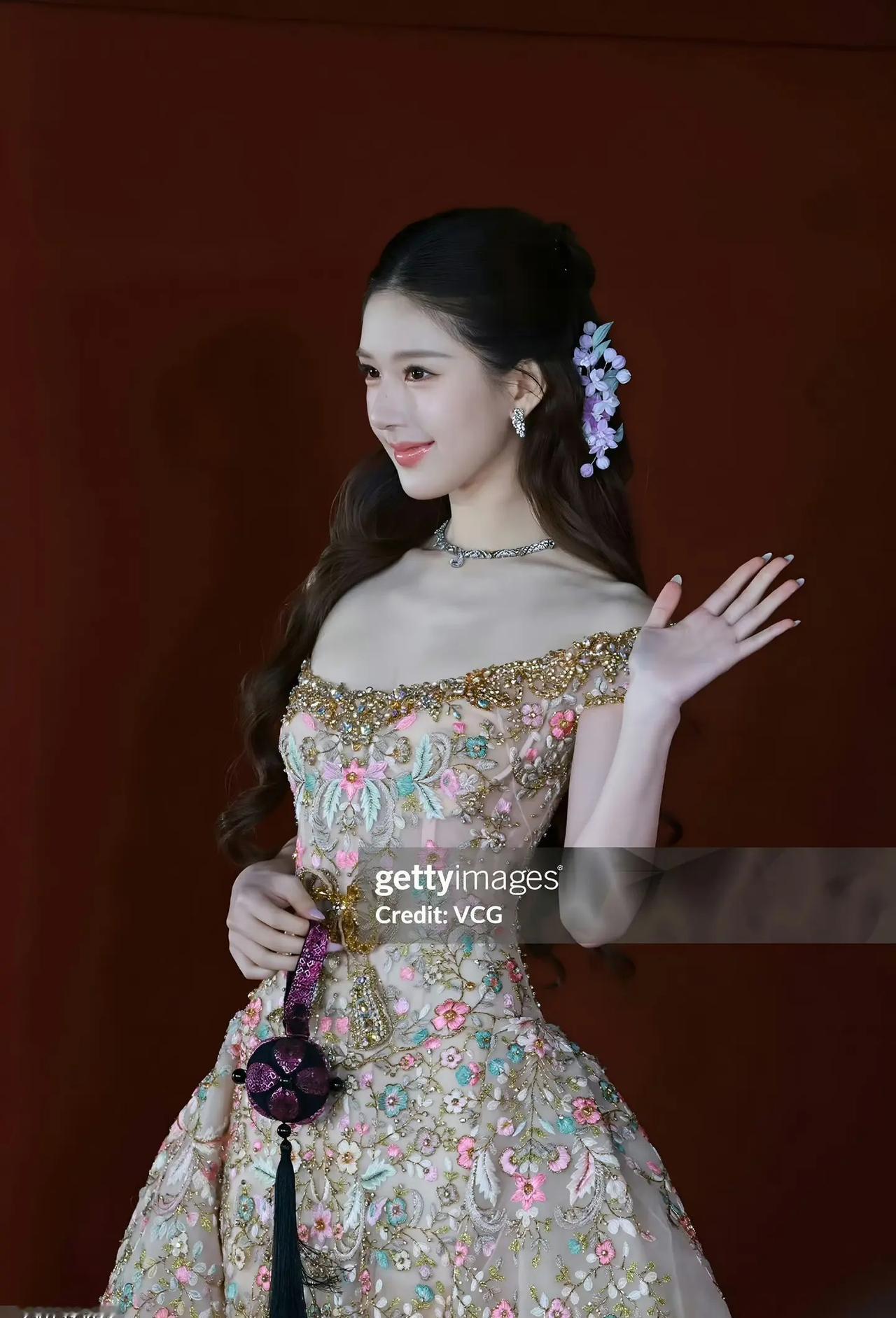 姐妹你说的对 宝格丽和周大福不可能同时代言 es和祖海不可能同一场活动 可是这是