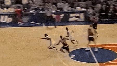 以下镜头中，尤因想要造乔丹进攻犯规，可是当时的乔丹的速度实在太快了，尤因都不知道