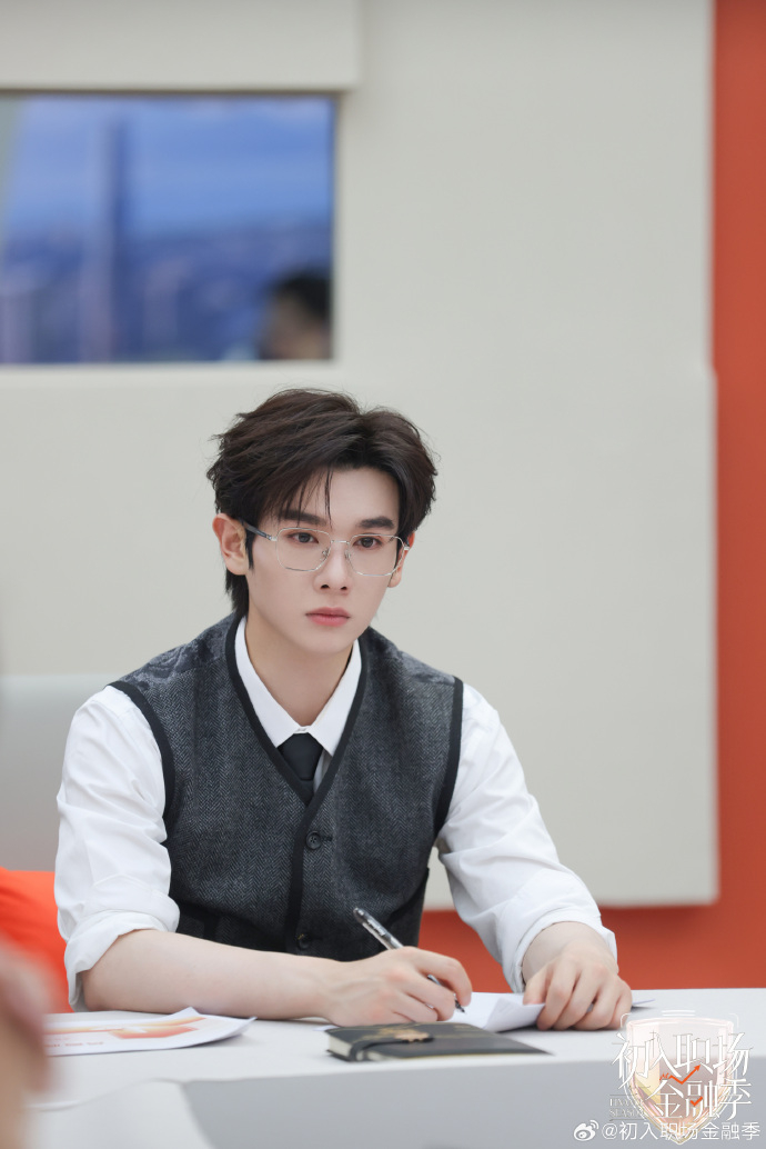 高卿尘第五刘彰第十一高卿尘快乐是刘彰第十一名出道给的高卿尘这小心机也太明显了吧！