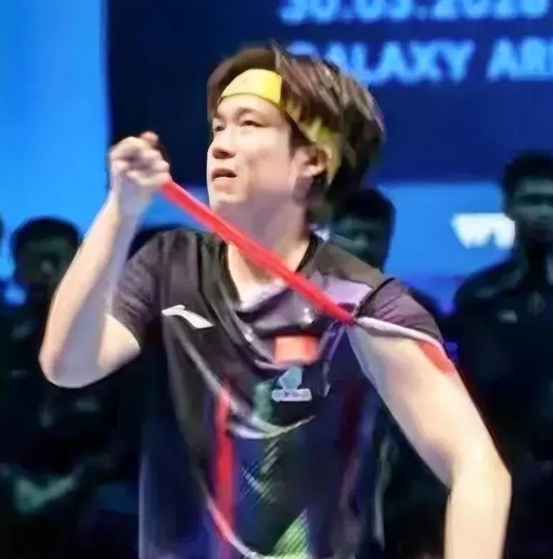 王楚钦长大了，撕掉肌贴就是王楚钦的成人礼。
那一撕，撕的不是肌贴，
是疼，是累，