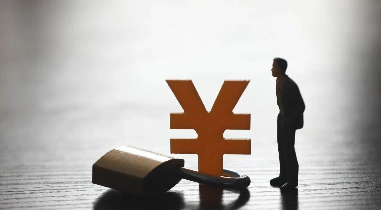 【笔记本销量大跌40%背后：涨价潮与“等等党”博弈加剧】洛图科技最新数据显示，2