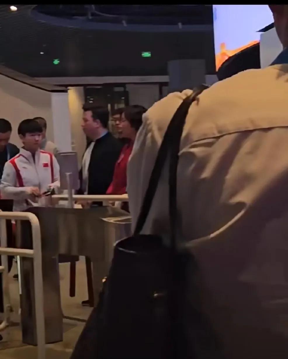 昨天莎莎去廊坊参加旅发大会，
在进闸机口的时候被前面等待的人上来拉住
莎莎估计是