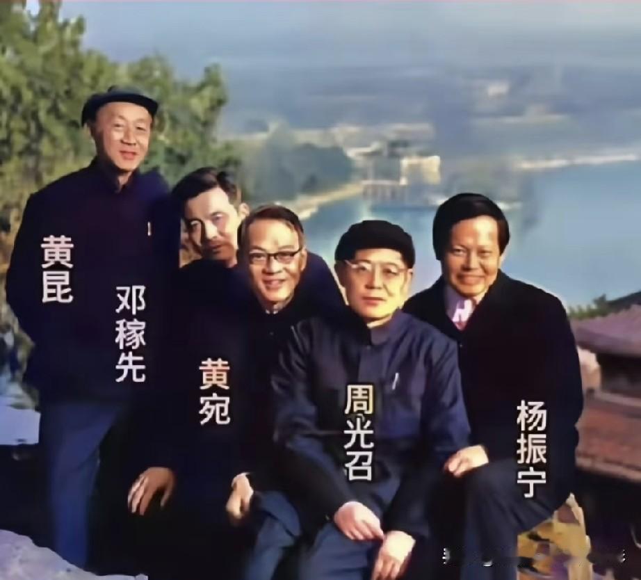 五位国之栋梁同框颐和园，邓稼先隐姓埋名二十八载，他为祖国核事业付出了多少牺牲？