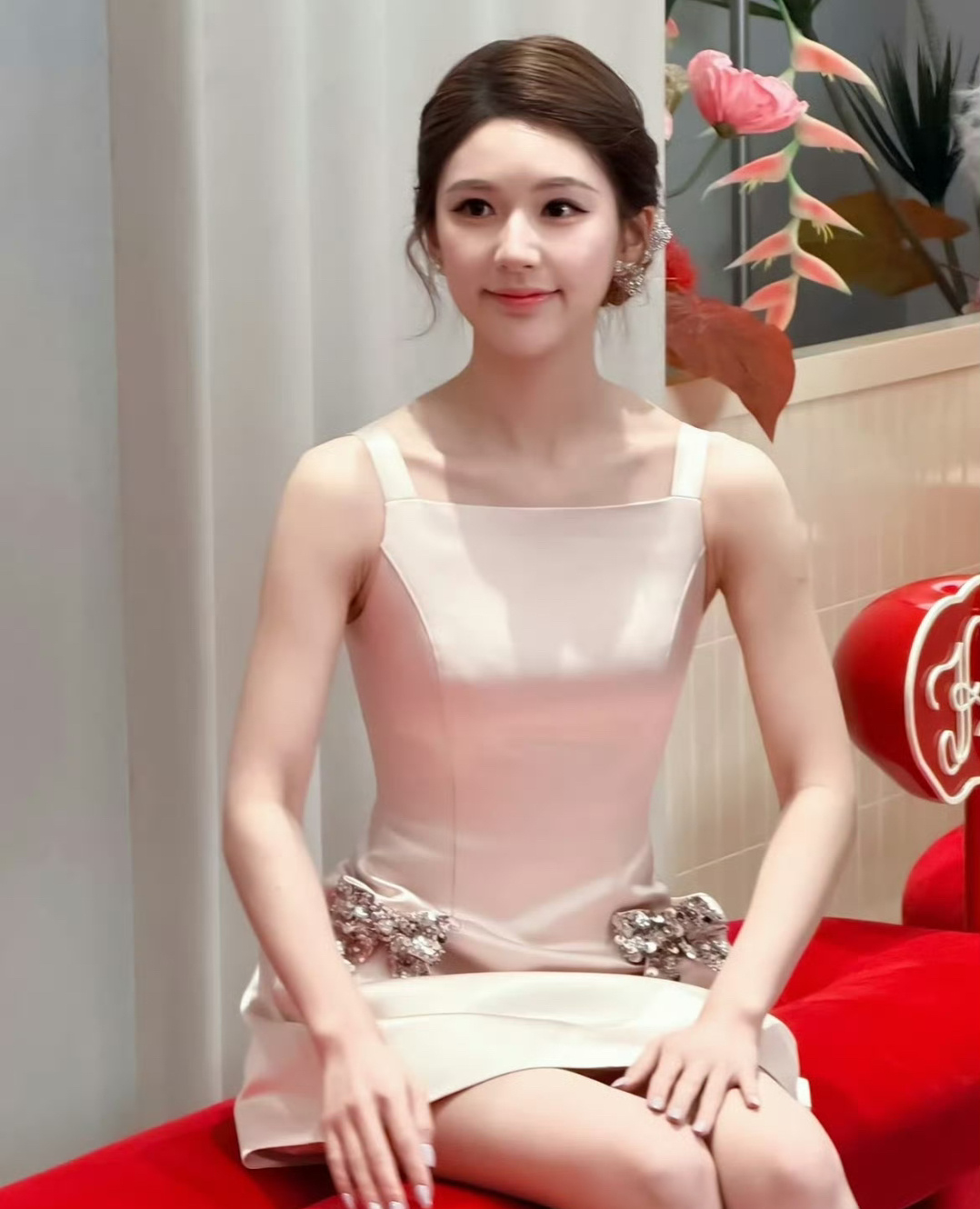 赵露思今日线下活动出图，突然有点早期赵露思的影子，好美！ 