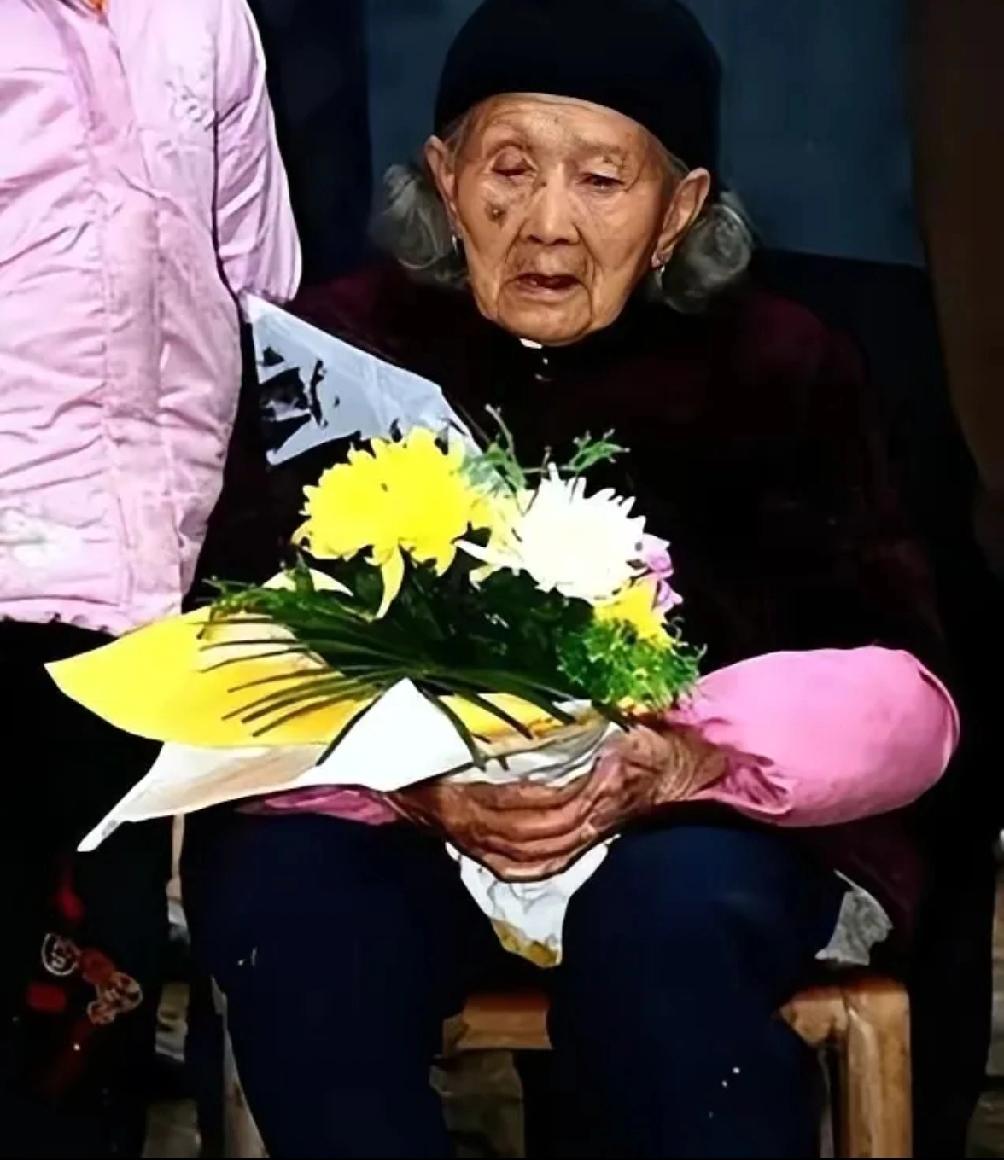 7子参军全传阵亡，58岁母亲哭瞎双眼，1949年一声娘看哭无数人
 
7子参军全