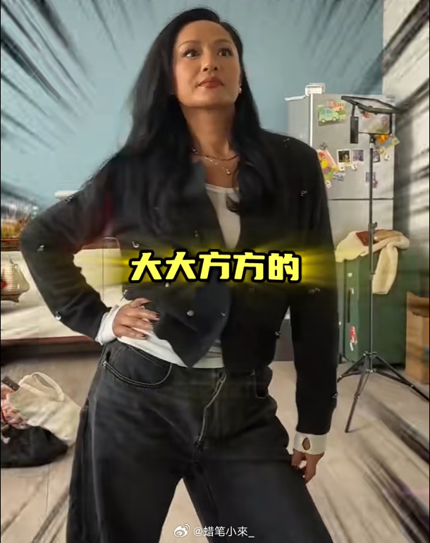 瞿颖拿个袋子就出门了瞿颖这个路透有点好笑，别人出门各种精致包包，她直接拎了个好想
