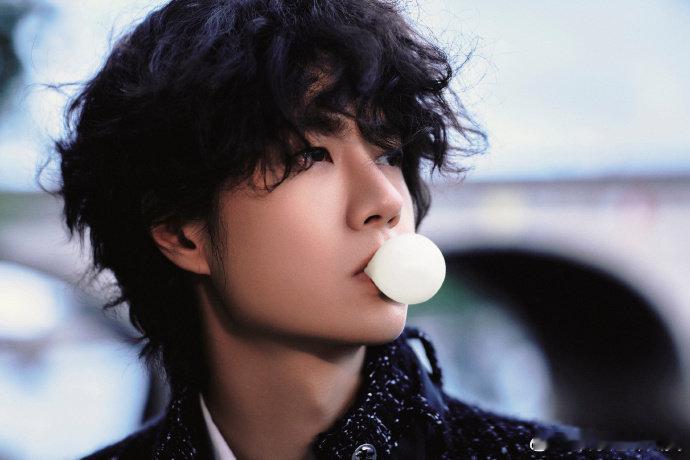 王一博吹泡泡糖生日写真王一博吹泡泡糖生日大片 王一博吹泡泡糖的生日写真太戳我！自