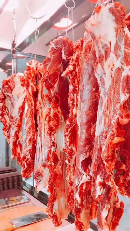 12月22日广东，男子戳穿猪肉当牛肉卖被一群人截住进行殴打，耳朵缝了十几针 ，两