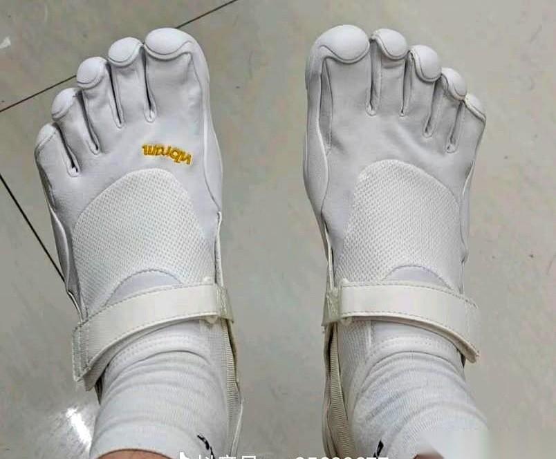 花了1600大洋买了双鞋，据说舒服得跟光脚似的。
我这刚想发个朋友圈嘚瑟一下呢，