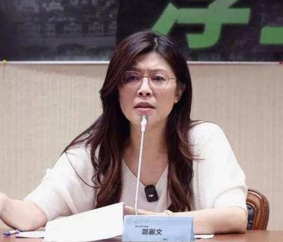 郑丽文今天接棒，
马英九在台下看哭了！


老马在台下鼓掌，
脸上却看不见一点开