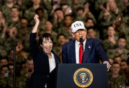 “有失日本颜面！”特朗普在讲台上演讲时，高市早苗手舞足蹈，看起来就像特朗普的狂热