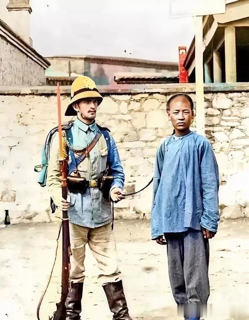 晚清时期，一名八国联军士兵抓住了一个义和团成员，洋人抓住那条代表着落后的辫子，除