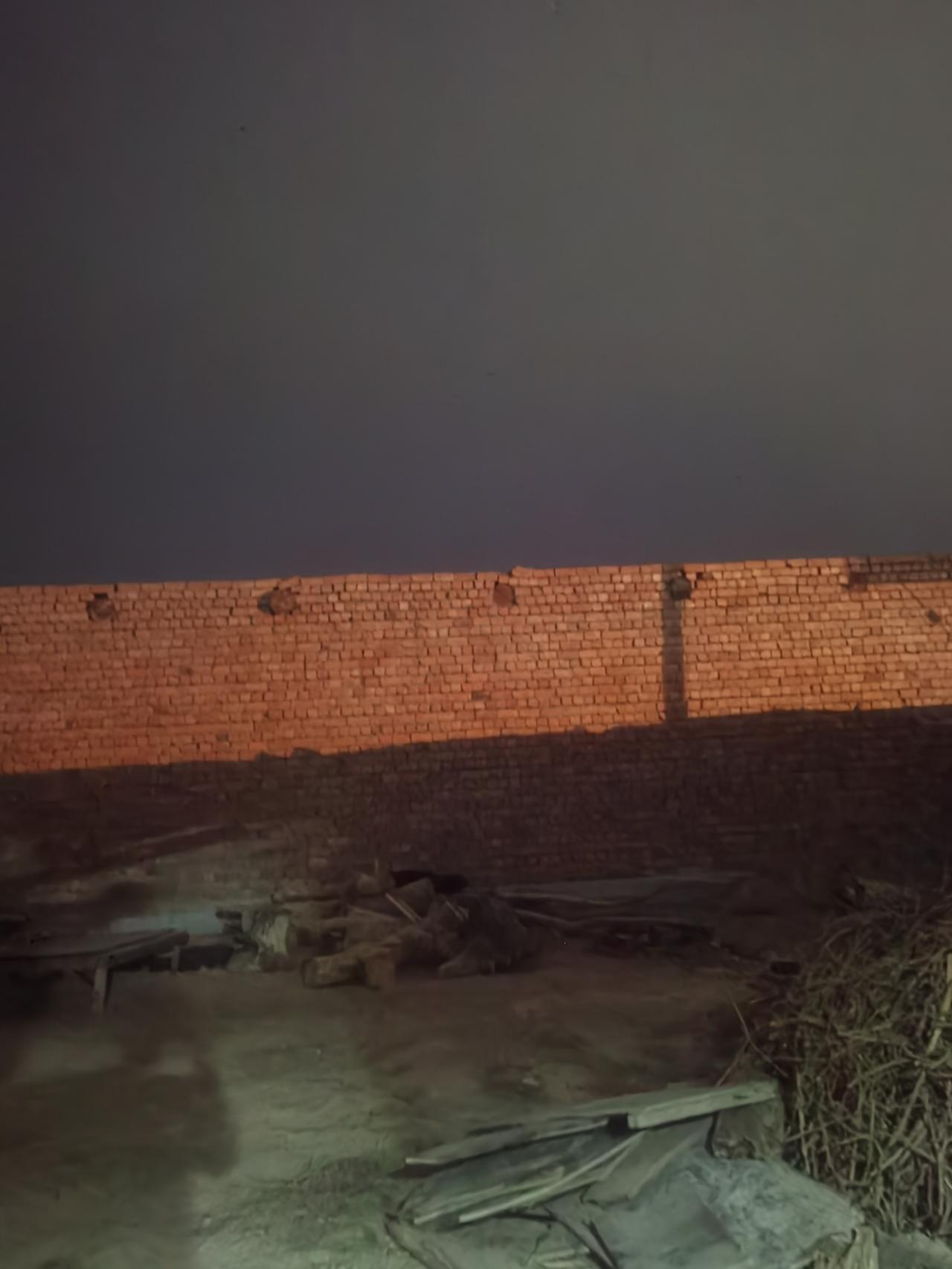 托克逊南湖的夜晚，今夜乌云，刚才还下了星星点点的雨，这的雨和雪总是少的可怜，在地