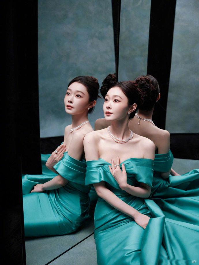 宋轶绿色一字肩长裙 宋轶微博之夜 出图，是镜面光影里的油画质感绿调美人啊~ 