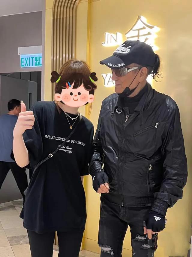 真佩服谢贤的心态！比儿子谢霆锋还潮流！
已经86岁了，帅气和潇洒了一辈子的男人！