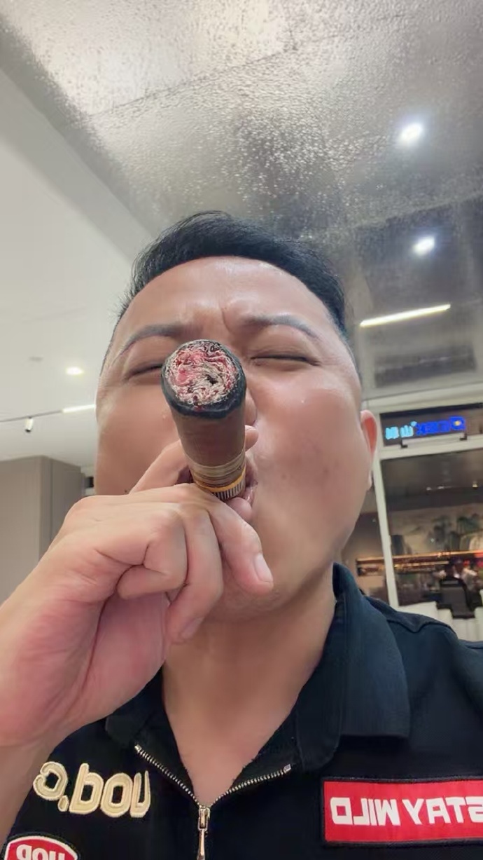 二驴和二子爷在杭州相聚，二驴请二子爷抽雪茄，二子爷：碰见个骗子，说这破玩意一万块