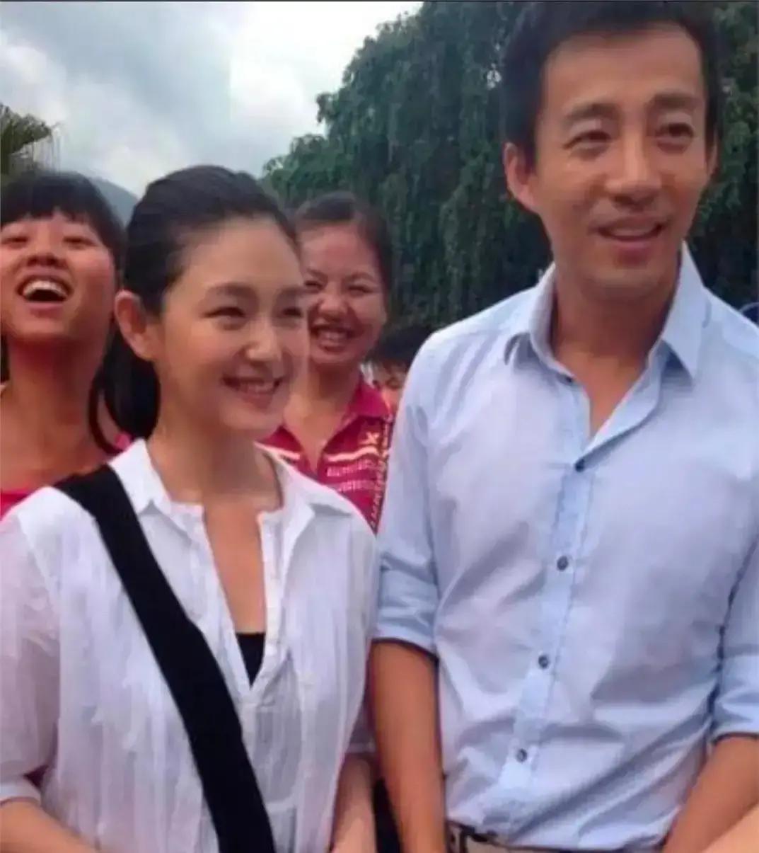 婚戒还在，旧照删了
 
汪小菲深夜晒娃照，马筱梅隔天戴婚戒陪他站台。镜头里她给他