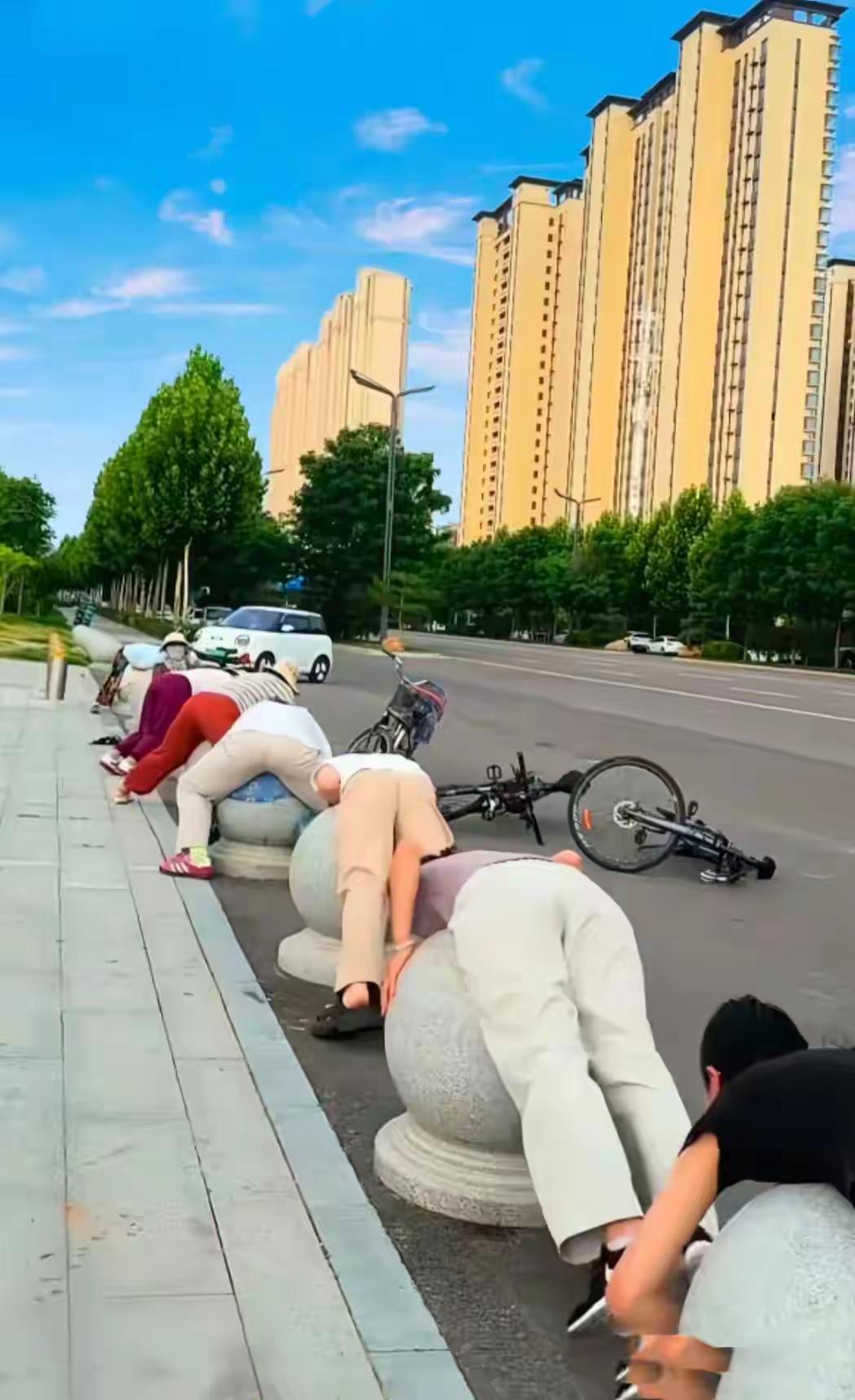 时代朝流是跟不上了，路边上的石墩都成了女人们健身的好工具了。