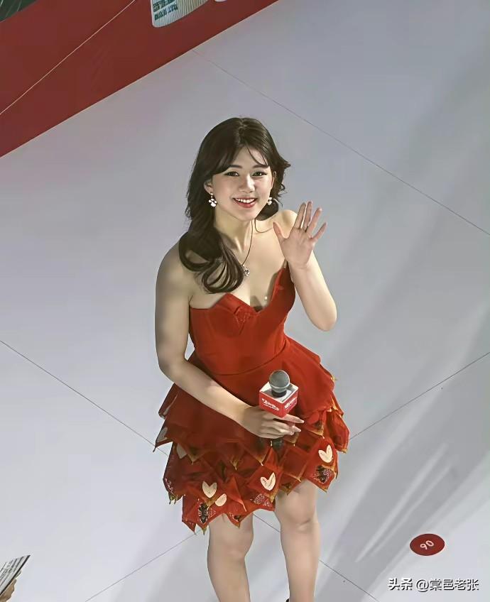 终于懂了为啥好多女明星爱捂着。像迪丽热巴，身材火辣又当红，出席活动礼服暴露，她捂