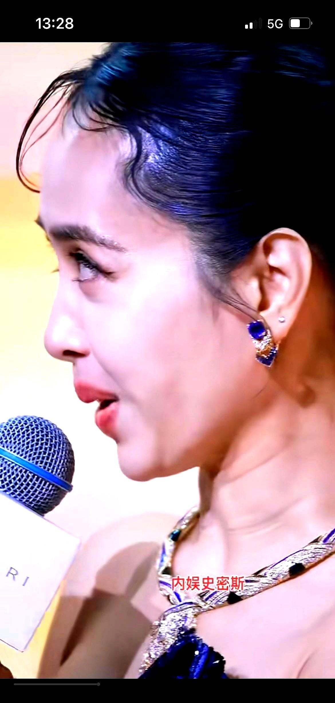 蔡依林一上红毯，全网都在看她穿什么，其实看的是她怎么活着。
40岁不是退场的倒计