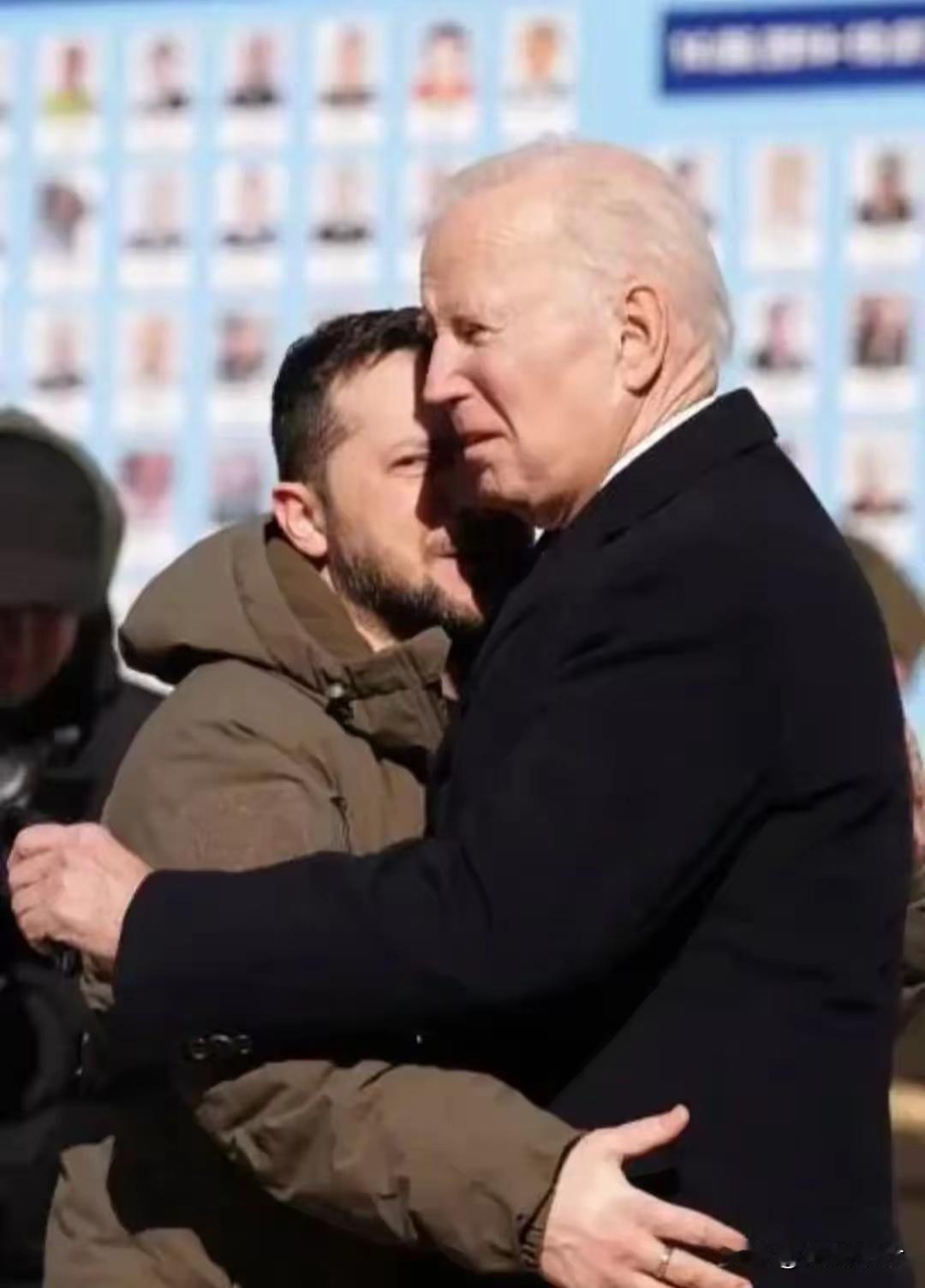 这图片远看很“感人”，近看露天机。注意特写，专写斯基的眼睛，那里的光很可怕。——