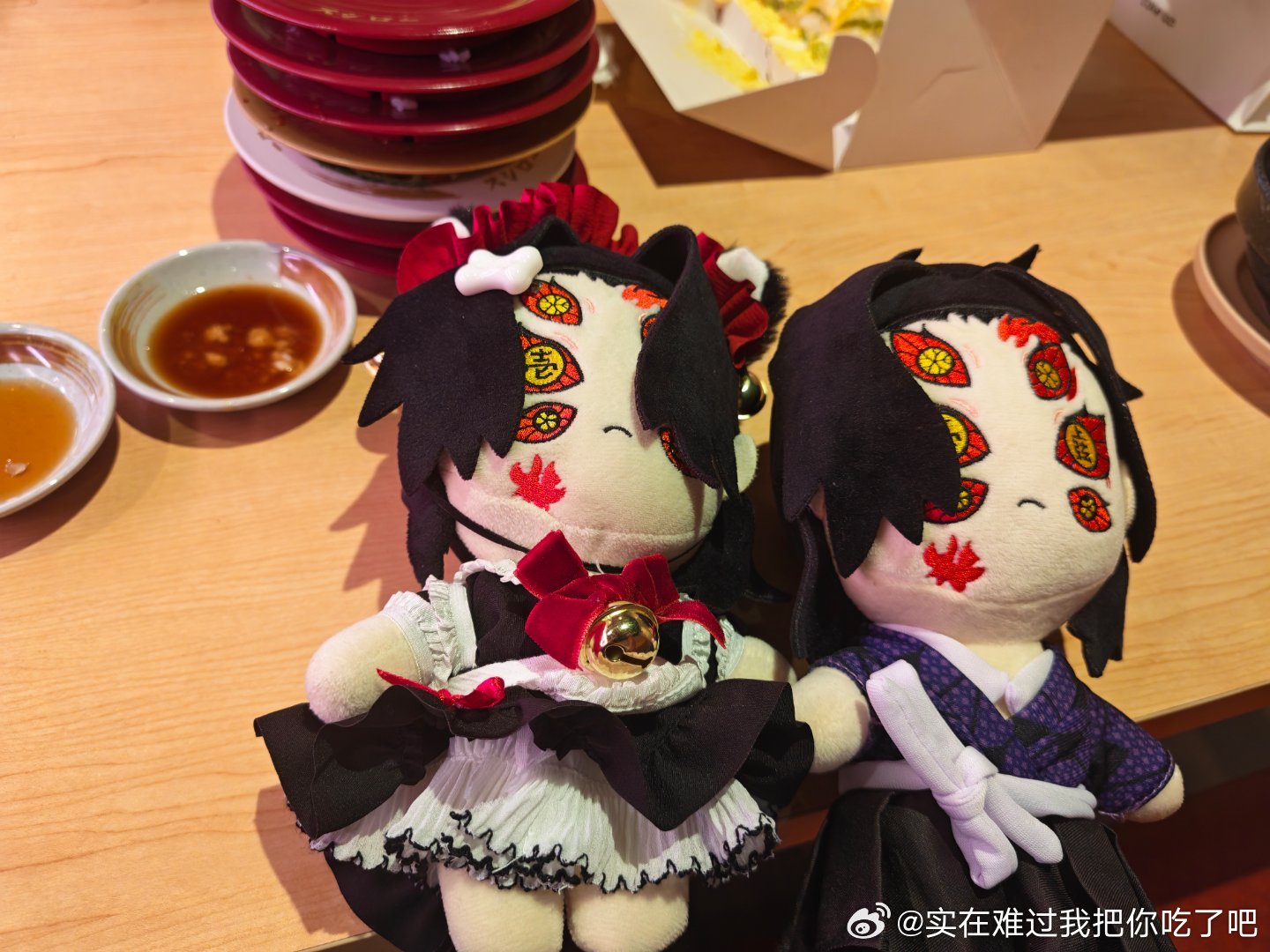 两只猪吃了好多盆寿司 