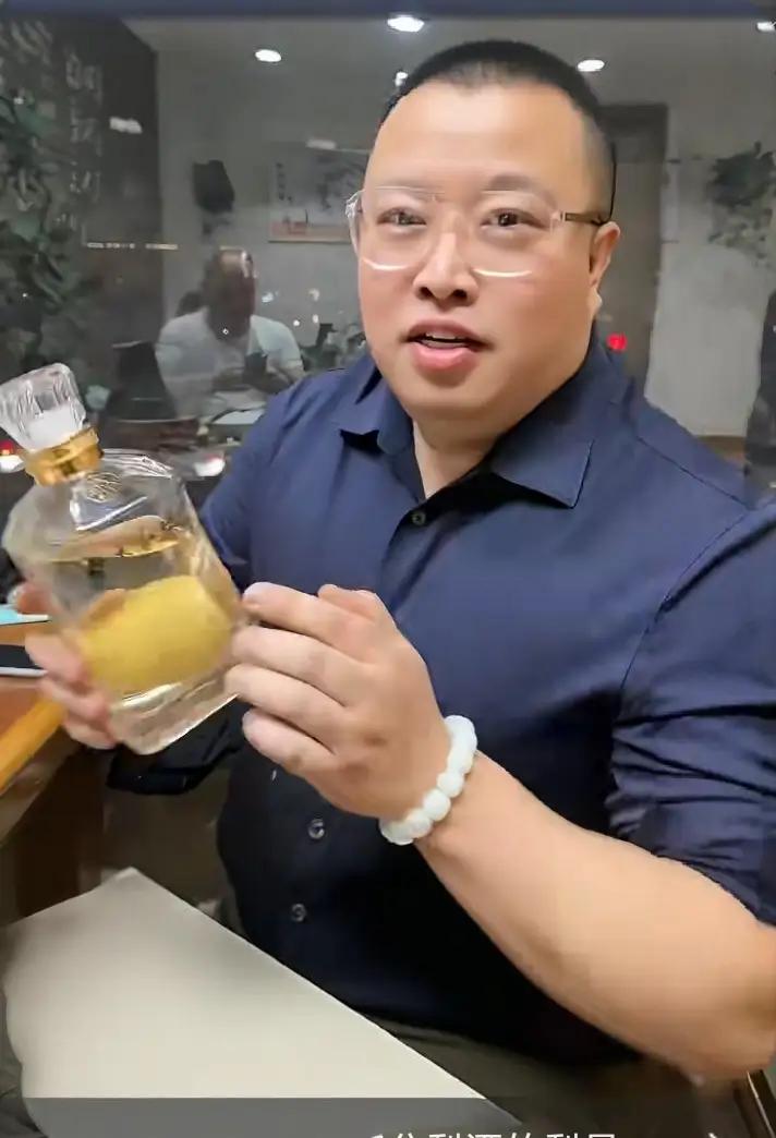 开箱“永不分梨”白酒，整颗雪梨完整封在瓶中，很多人都好奇它是怎么进去的。其实并不