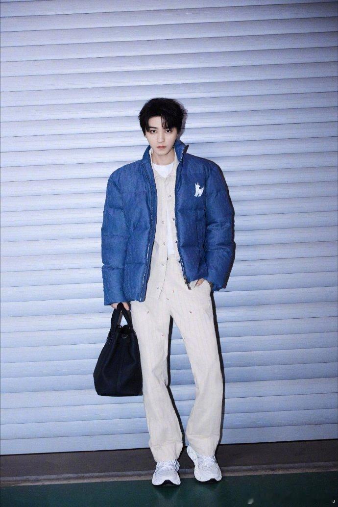 王俊凯启程迪奥冬季男装秀  王俊凯一起开启无限精彩的时尚之旅  王俊凯以蓝色羽绒