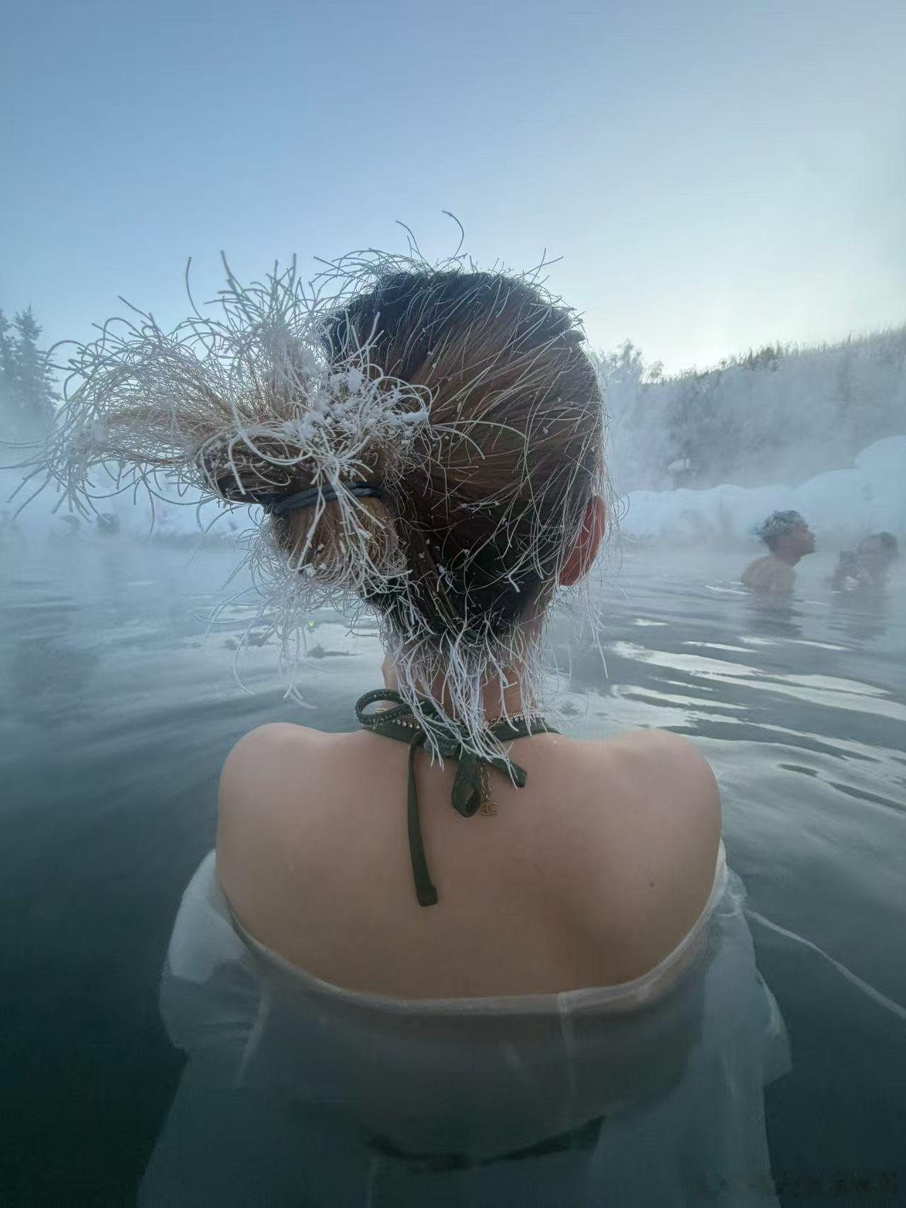 冰霜与温泉很配，就是不知道出水的时候会冻成什么玩意 