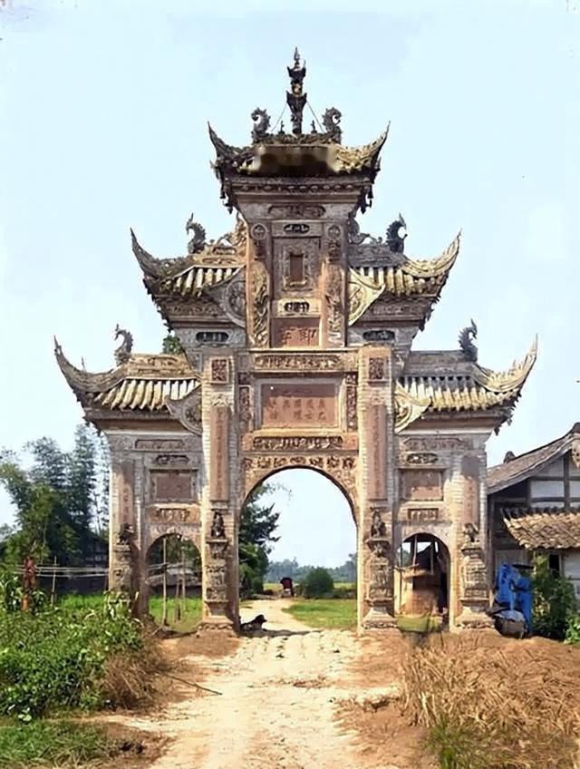 这是1908年8月10日川西乡间的贞节牌坊，牌坊立在泥泞的乡间土路旁，周围是野草