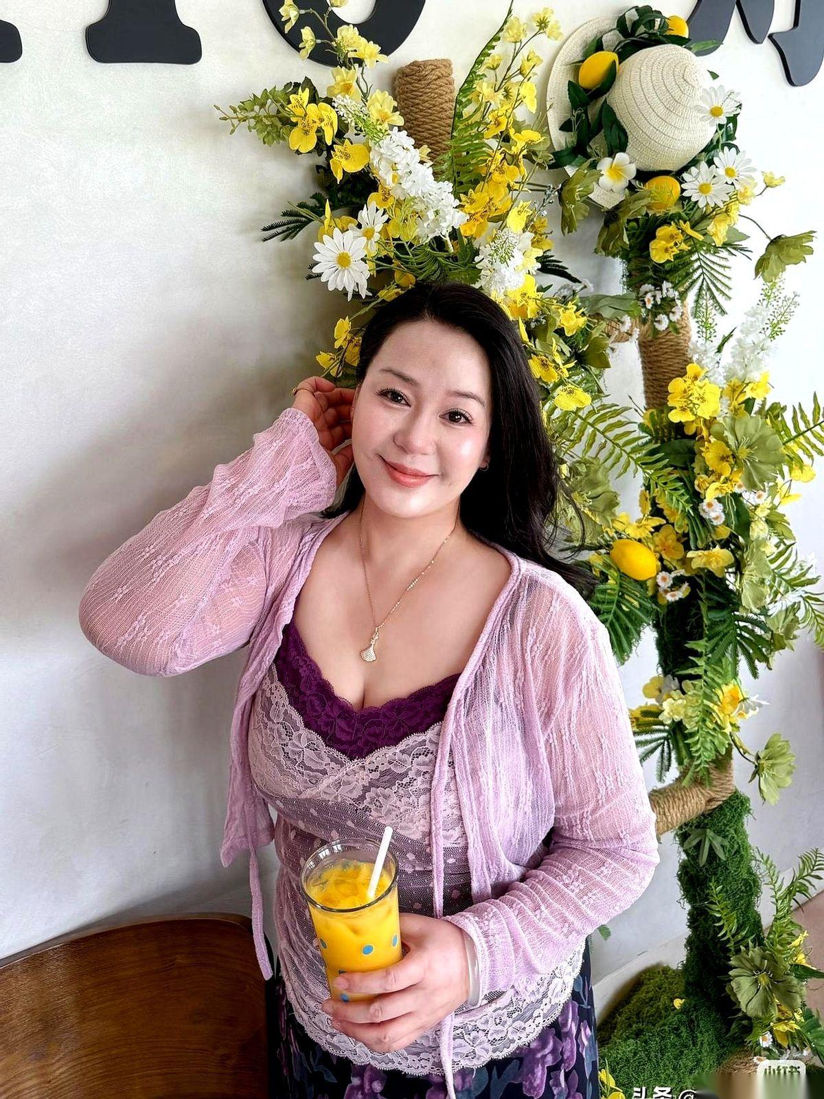 26岁的小伙子，死心塌地爱上了跟自己亲妈一般大的43岁女房东。
这事儿不是小说，