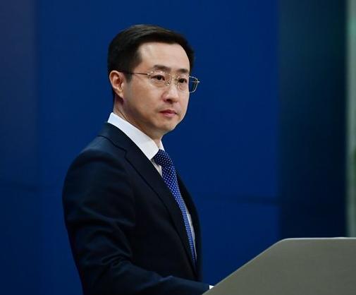 外媒炒作“印尼针对中企”，外交部当场辟谣：完全不符合事实。
 
最近印尼总统普拉