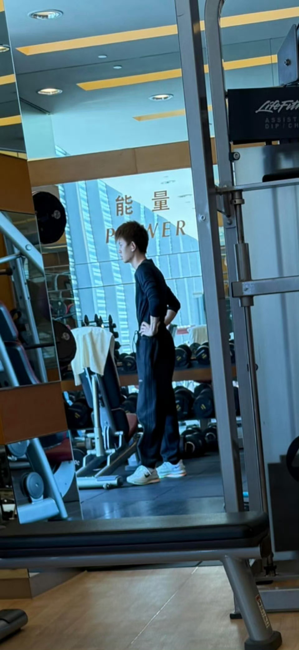 任嘉伦网友在健身房偶遇任嘉伦都是37岁，嘉伦哥怎么能这么瘦 我今天开始减肥，还来